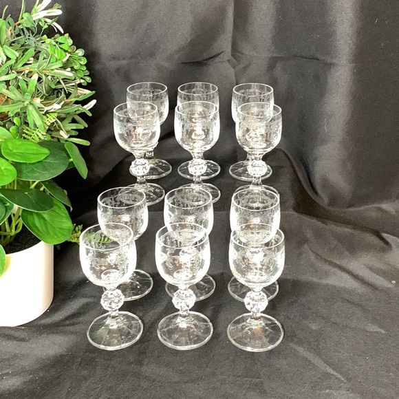 Set of 12 vintage embossed / etched glass cordial glasses - Picture 3 of 12
